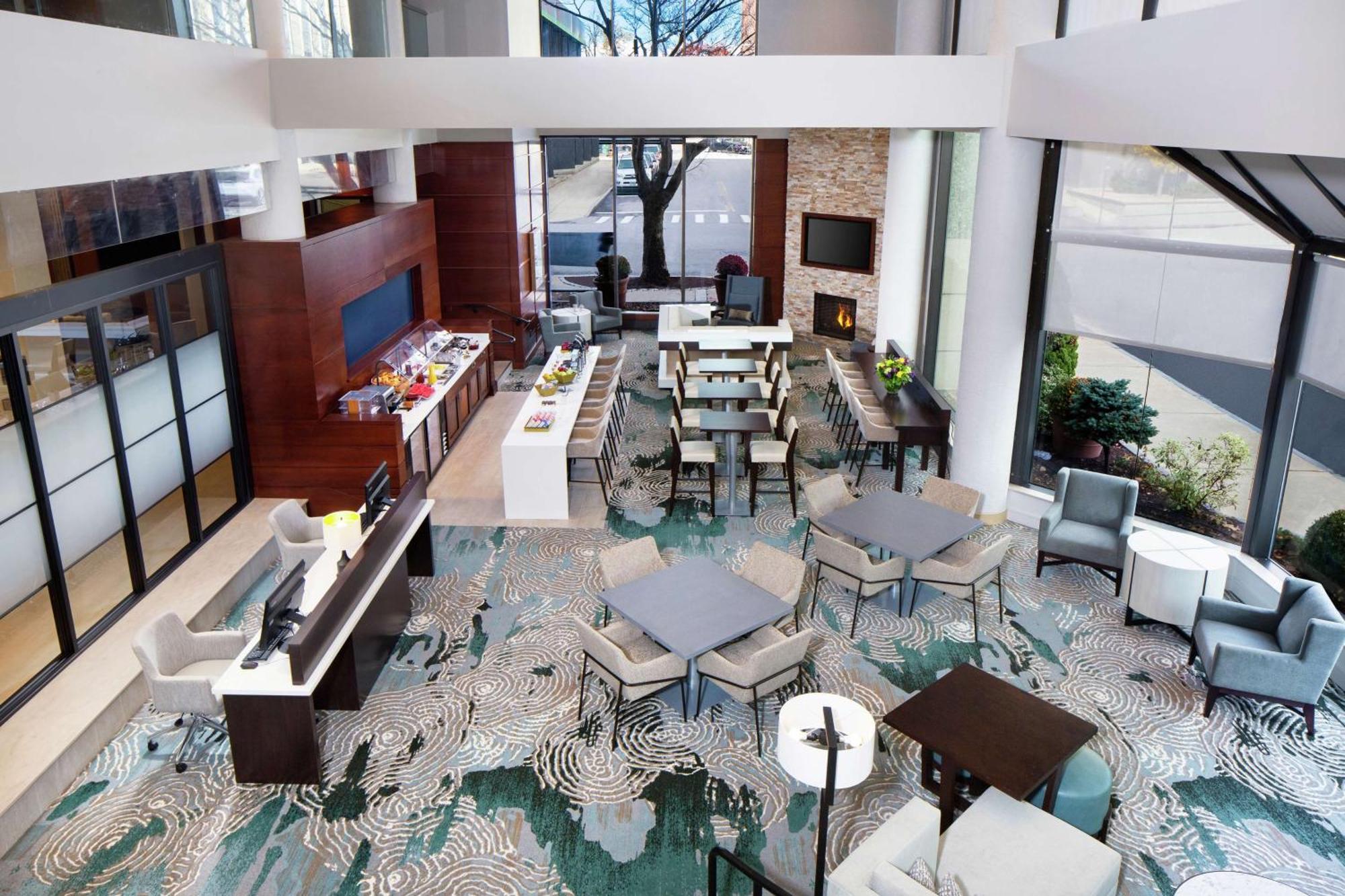 Doubletree By Hilton Manchester Downtown Exterior photo